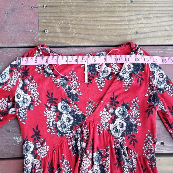 Free People Red Floral Boho Stretchy Speak Easy Tunic Top - Picture 12 of 14